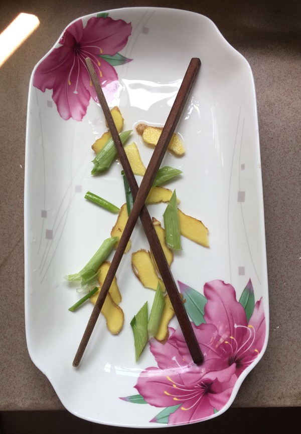 蔥香鱸魚的做法-家常味蒸菜譜-易網(wǎng)健康養(yǎng)生網(wǎng) 蔥香鱸魚的做法-家常味蒸菜譜