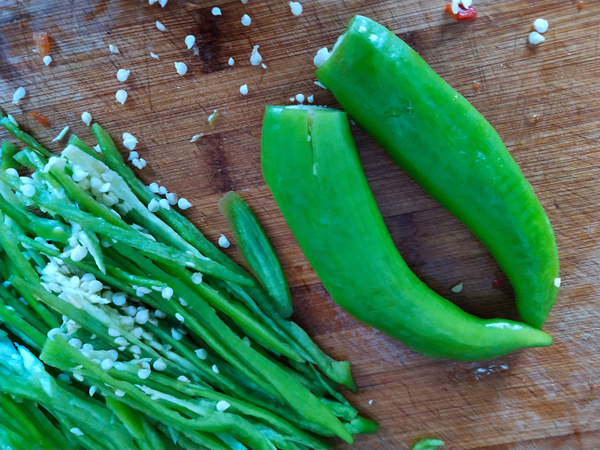 油炒辣椒的做法-香辣味炒菜譜-易網(wǎng)健康養(yǎng)生網(wǎng) 油炒辣椒的做法-香辣味炒菜譜