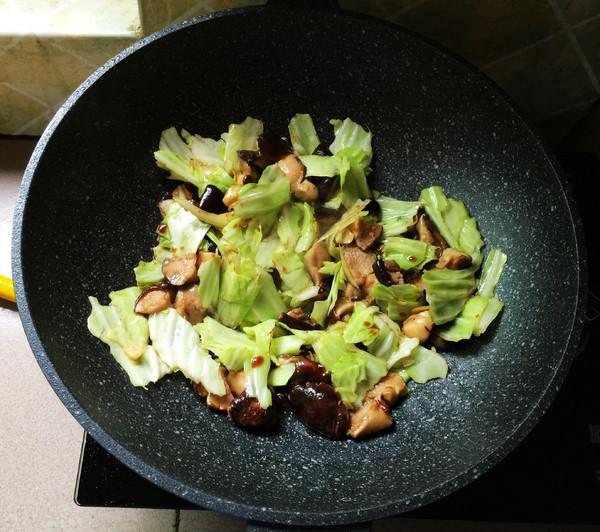 香菇熗卷心菜的做法-家常味炒菜譜