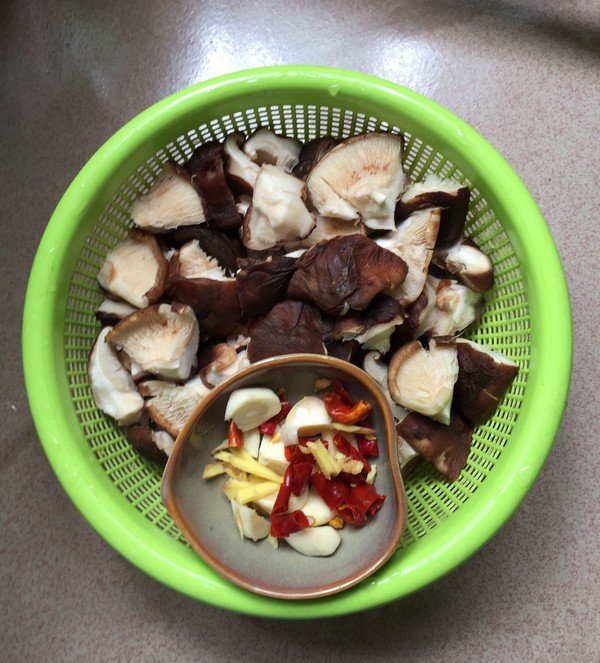 香菇熗卷心菜的做法-家常味炒菜譜