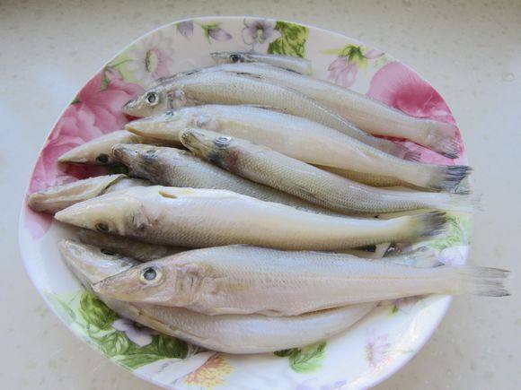 干炸沙丁魚的做法-家常味炸菜譜-易網(wǎng)健康養(yǎng)生網(wǎng) 干炸沙丁魚的做法-家常味炸菜譜