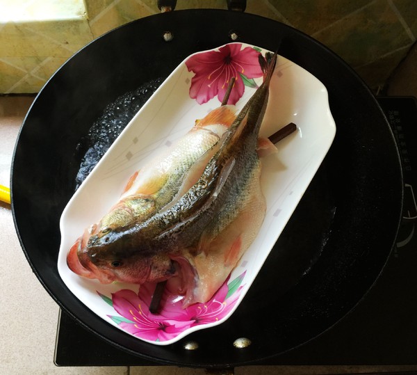 蔥香鱸魚的做法-家常味蒸菜譜-易網(wǎng)健康養(yǎng)生網(wǎng) 蔥香鱸魚的做法-家常味蒸菜譜