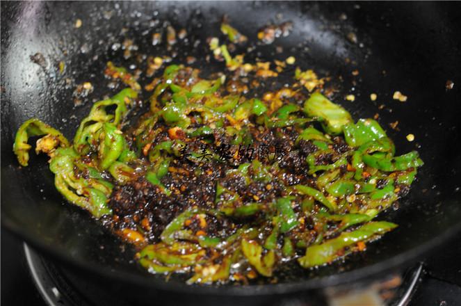 青椒炒老干媽的做法-香辣味炒菜譜-易網健康養生網 青椒炒老干媽的做法-香辣味炒菜譜