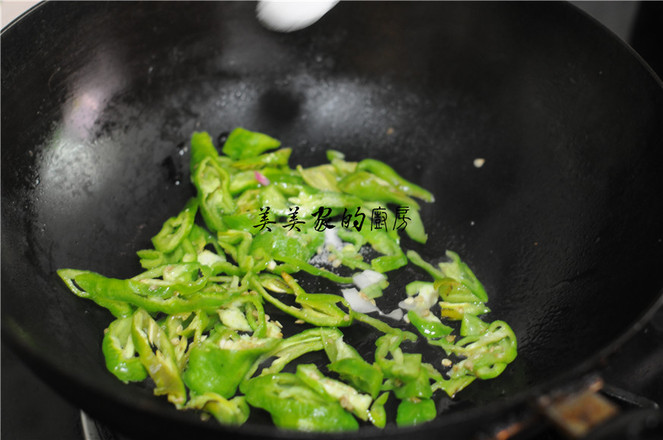 青椒炒老干媽的做法-香辣味炒菜譜-易網健康養生網 青椒炒老干媽的做法-香辣味炒菜譜