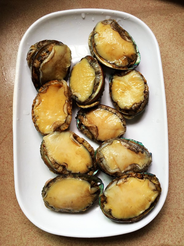 金銀蒜蒸鮑魚的做法-蒜香味蒸菜譜-易網<a href=http://www.xllyou.com/ target=_blank class=infotextkey>健康養生</a>網 金銀蒜蒸鮑魚的做法-蒜香味蒸菜譜