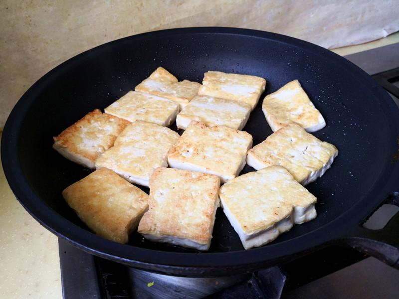 花蛤豆腐鍋的做法-家常味燉菜譜-易網<a href=http://www.xllyou.com/ target=_blank class=infotextkey>健康養生</a>網 花蛤豆腐鍋的做法-家常味燉菜譜