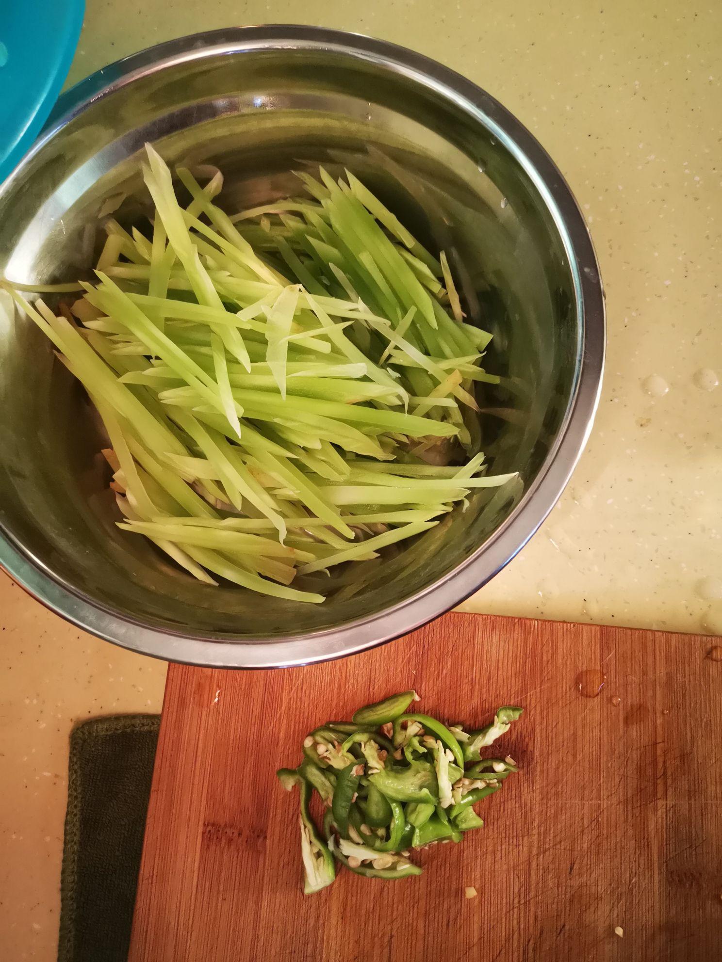 青椒青筍炒肉絲的做法-家常味炒菜譜-易網<a href=http://www.xllyou.com/ target=_blank class=infotextkey>健康養生</a>網 青椒青筍炒肉絲的做法-家常味炒菜譜