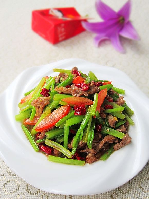 毛芹菜炒羊肉的做法-家常味炒菜譜-易網健康養生網 毛芹菜炒羊肉的做法-家常味炒菜譜