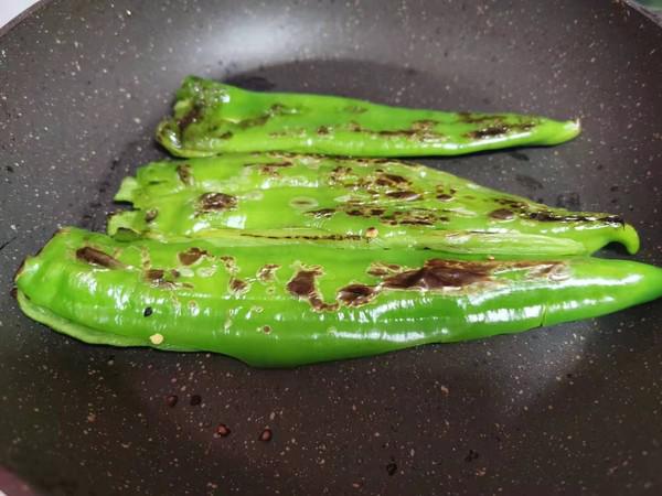 虎皮尖椒鵪鶉蛋的做法-咸鮮味煮菜譜