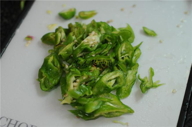 青椒炒老干媽的做法-香辣味炒菜譜-易網<a href=http://www.xllyou.com/ target=_blank class=infotextkey>健康養生</a>網 青椒炒老干媽的做法-香辣味炒菜譜