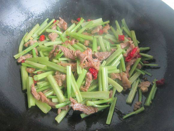 毛芹菜炒羊肉的做法-家常味炒菜譜-易網健康養生網 毛芹菜炒羊肉的做法-家常味炒菜譜