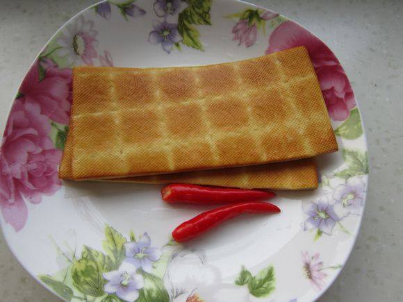 蠔油韭黃炒香干的做法-家常味炒菜譜-易網<a href=http://www.xllyou.com/ target=_blank class=infotextkey>健康養生</a>網 蠔油韭黃炒香干的做法-家常味炒菜譜