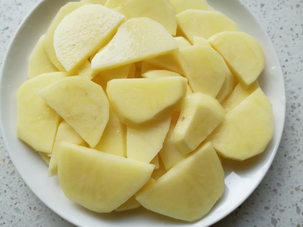 臘雞腿蒸土豆的做法-咸鮮味蒸菜譜