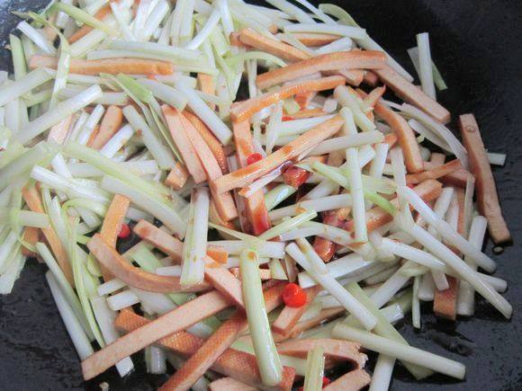 蠔油韭黃炒香干的做法-家常味炒菜譜-易網健康養生網 蠔油韭黃炒香干的做法-家常味炒菜譜