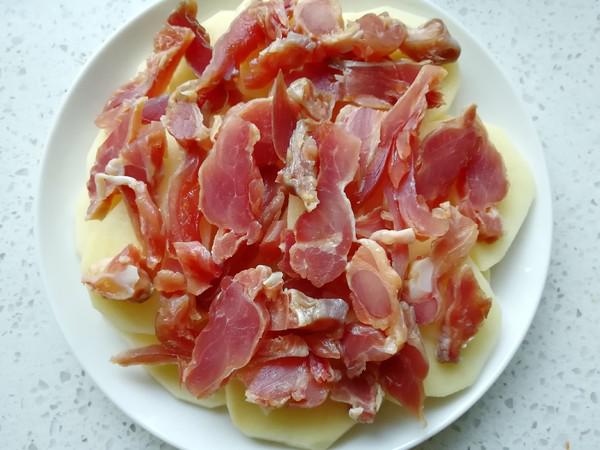 臘雞腿蒸土豆的做法-咸鮮味蒸菜譜