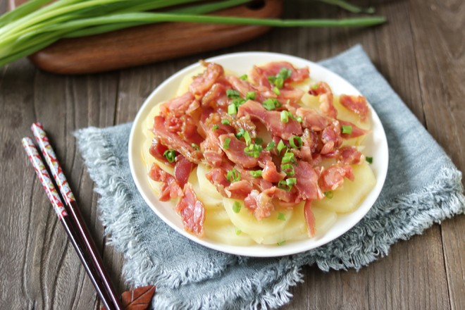 臘雞腿蒸土豆的做法-咸鮮味蒸菜譜