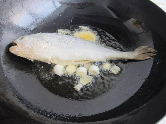 干煎黃花魚的做法-家常味煎菜譜-易網健康養生網 干煎黃花魚的做法-家常味煎菜譜