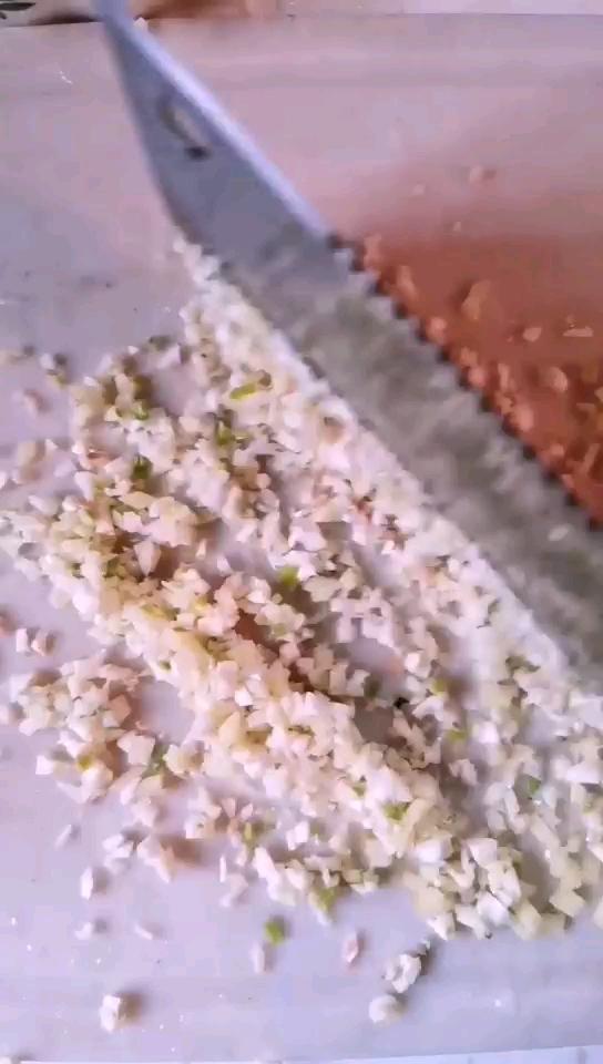 蒜蓉蒸大蝦的做法-家常味蒸菜譜-易網(wǎng)<a href=http://www.xllyou.com/ target=_blank class=infotextkey>健康養(yǎng)生</a>網(wǎng) 蒜蓉蒸大蝦的做法-家常味蒸菜譜