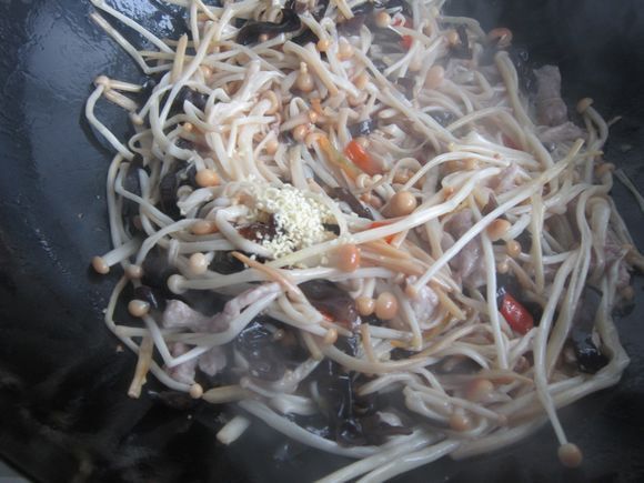 金針菇黑木耳炒肉絲的做法-咸鮮味炒菜譜-易網(wǎng)健康養(yǎng)生網(wǎng) 金針菇黑木耳炒肉絲的做法-咸鮮味炒菜譜