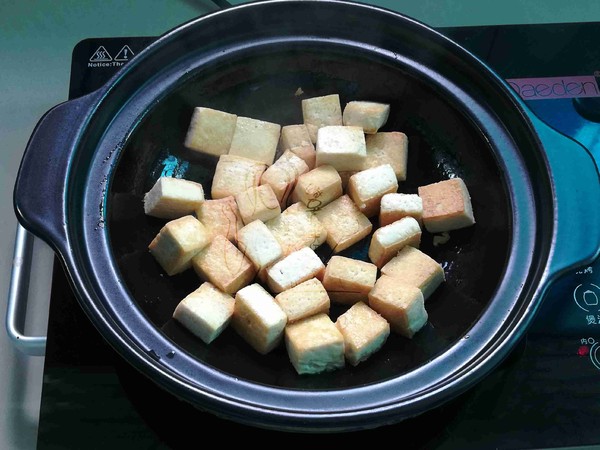 香菇豆腐燜雞翅的做法-家常味燜菜譜-易網健康養生網 香菇豆腐燜雞翅的做法-家常味燜菜譜