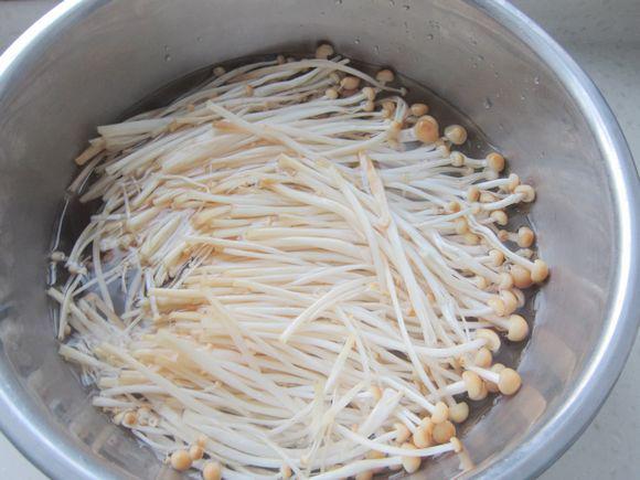 金針菇黑木耳炒肉絲的做法-咸鮮味炒菜譜-易網(wǎng)<a href=http://www.xllyou.com/ target=_blank class=infotextkey>健康養(yǎng)生</a>網(wǎng) 金針菇黑木耳炒肉絲的做法-咸鮮味炒菜譜