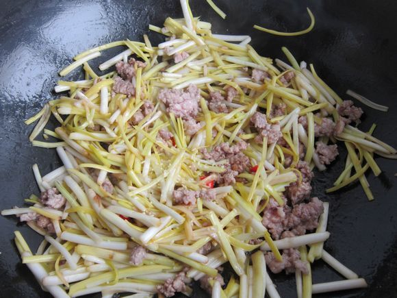 韭黃炒肉末的做法-家常味炒菜譜-易網健康養生網 韭黃炒肉末的做法-家常味炒菜譜