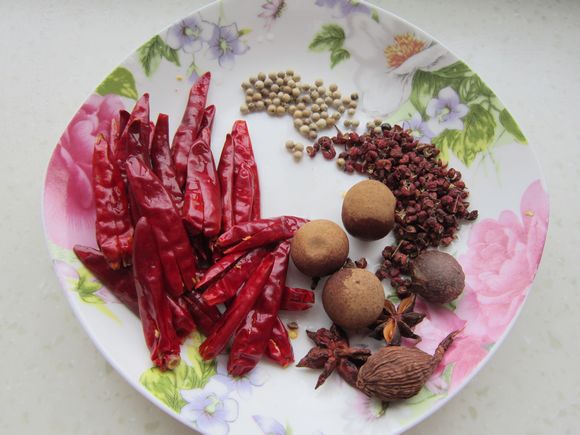 大盤雞火鍋的做法-家常味燉菜譜-易網健康養(yǎng)生網 大盤雞火鍋的做法-家常味燉菜譜