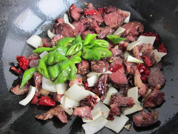 爆炒熏馬腸的做法-香辣味炒菜譜-易網健康養生網 爆炒熏馬腸的做法-香辣味炒菜譜