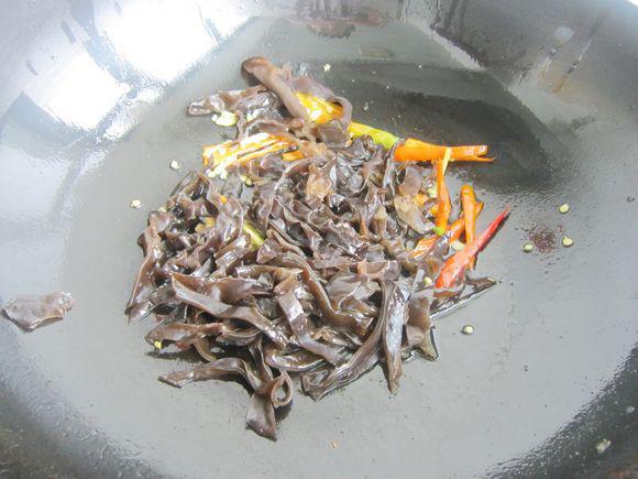 金針菇黑木耳炒肉絲的做法-咸鮮味炒菜譜-易網(wǎng)健康養(yǎng)生網(wǎng) 金針菇黑木耳炒肉絲的做法-咸鮮味炒菜譜