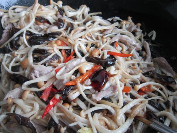 金針菇黑木耳炒肉絲的做法-咸鮮味炒菜譜-易網(wǎng)健康養(yǎng)生網(wǎng) 金針菇黑木耳炒肉絲的做法-咸鮮味炒菜譜