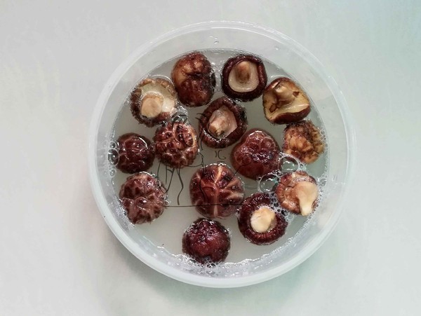 香菇豆腐燜雞翅的做法-家常味燜菜譜-易網健康養生網 香菇豆腐燜雞翅的做法-家常味燜菜譜