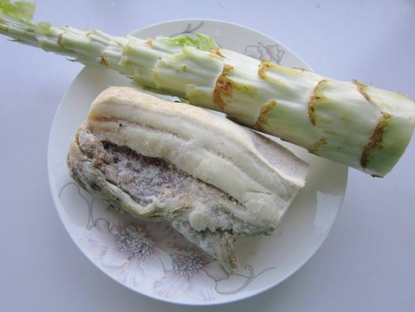 萵筍燜臘肉的做法-家常味燜菜譜-易網<a href=http://www.xllyou.com/ target=_blank class=infotextkey>健康養生</a>網 萵筍燜臘肉的做法-家常味燜菜譜