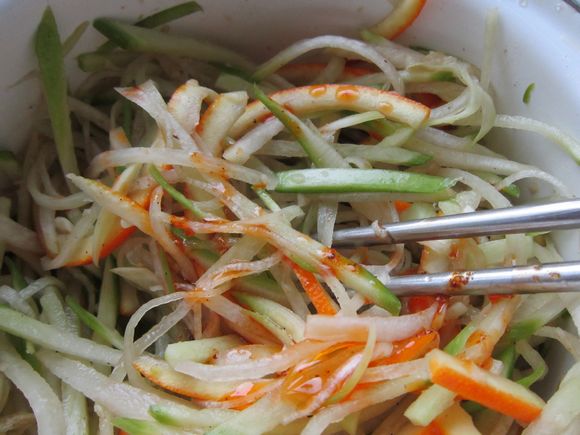 橙子皮拌青蘿卜絲的做法-家常味拌菜譜-易網(wǎng)健康養(yǎng)生網(wǎng) 橙子皮拌青蘿卜絲的做法-家常味拌菜譜