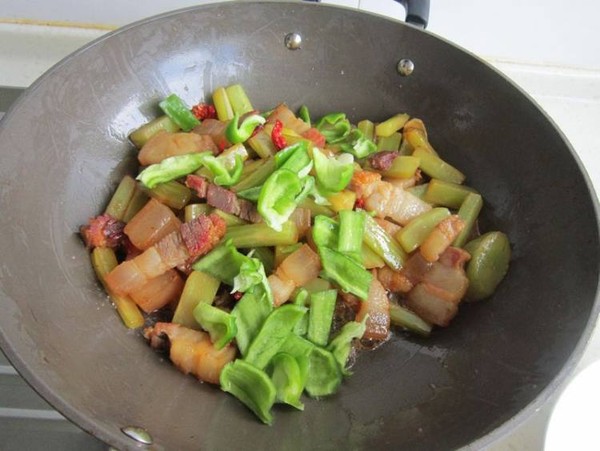 萵筍燜臘肉的做法-家常味燜菜譜-易網健康養生網 萵筍燜臘肉的做法-家常味燜菜譜