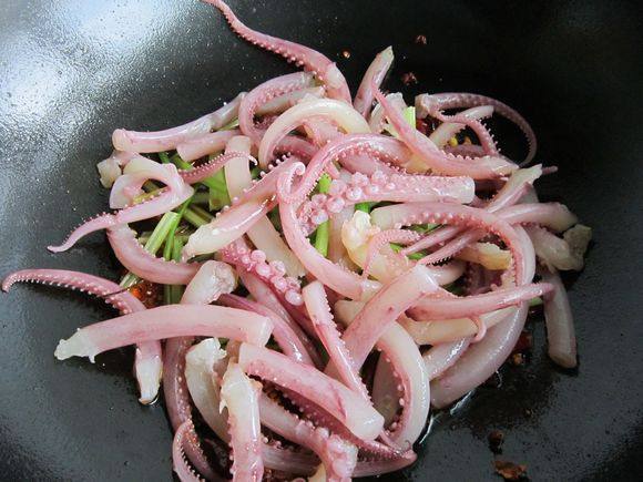 香辣魷魚須的做法-香辣味炒菜譜-易網健康養生網 香辣魷魚須的做法-香辣味炒菜譜