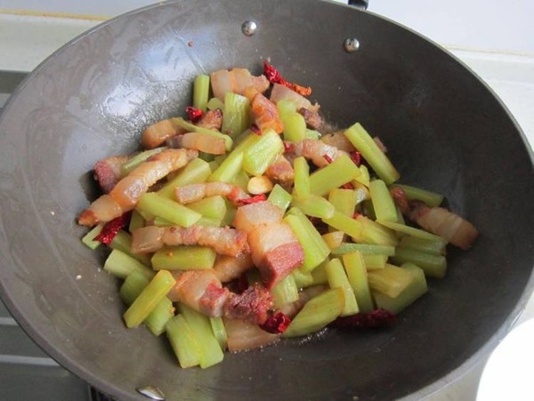 萵筍燜臘肉的做法-家常味燜菜譜-易網健康養生網 萵筍燜臘肉的做法-家常味燜菜譜