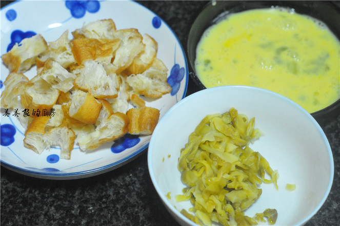 入味炒油條的做法-家常味炒菜譜-易網(wǎng)<a href=http://www.xllyou.com/ target=_blank class=infotextkey>健康養(yǎng)生</a>網(wǎng) 入味炒油條的做法-家常味炒菜譜