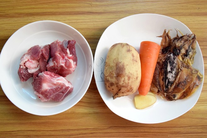 蓮藕墨魚筒骨湯的做法-家常味煲菜譜-易網<a href=http://www.xllyou.com/ target=_blank class=infotextkey>健康養生</a>網 蓮藕墨魚筒骨湯的做法-家常味煲菜譜