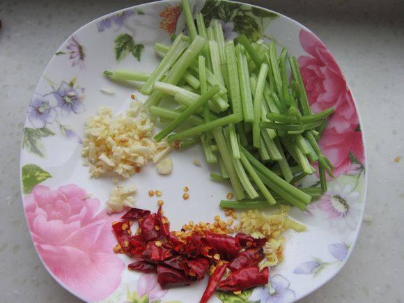 香辣魷魚須的做法-香辣味炒菜譜-易網健康養生網 香辣魷魚須的做法-香辣味炒菜譜