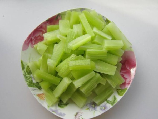 萵筍燜臘肉的做法-家常味燜菜譜-易網健康養生網 萵筍燜臘肉的做法-家常味燜菜譜