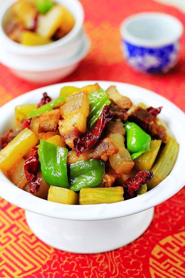 萵筍燜臘肉的做法-家常味燜菜譜-易網健康養生網 萵筍燜臘肉的做法-家常味燜菜譜