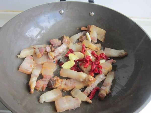 萵筍燜臘肉的做法-家常味燜菜譜-易網健康養生網 萵筍燜臘肉的做法-家常味燜菜譜