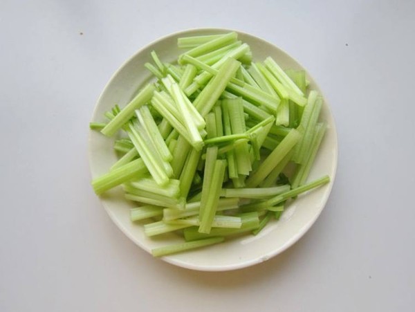 毛芹菜炒鹵豬耳朵的做法-家常味炒菜譜-易網健康養生網 毛芹菜炒鹵豬耳朵的做法-家常味炒菜譜