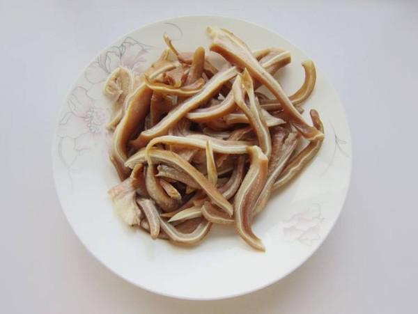 毛芹菜炒鹵豬耳朵的做法-家常味炒菜譜-易網健康養生網 毛芹菜炒鹵豬耳朵的做法-家常味炒菜譜