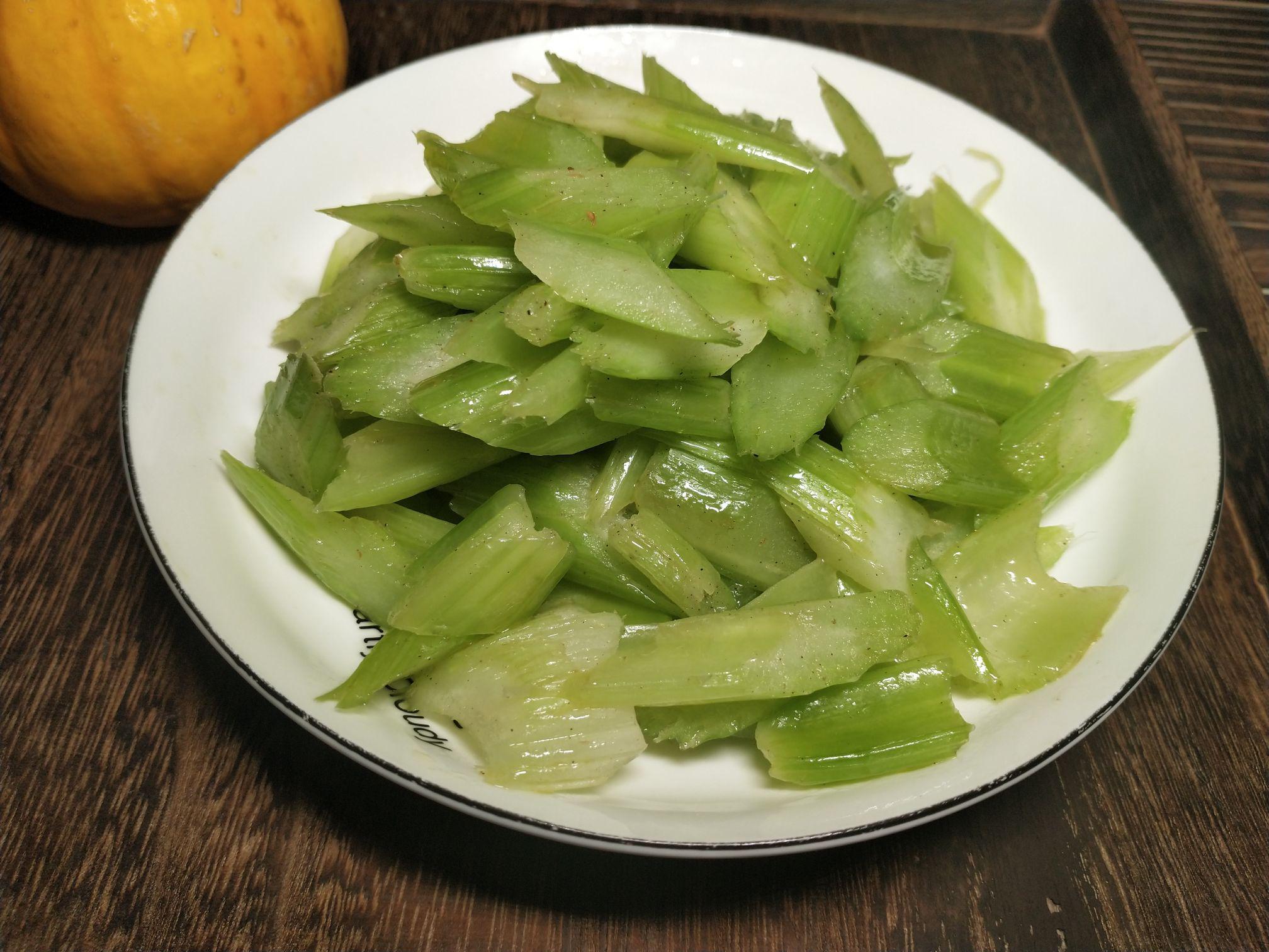 素炒西芹的做法-家常味炒菜譜-易網健康養生網 素炒西芹的做法-家常味炒菜譜