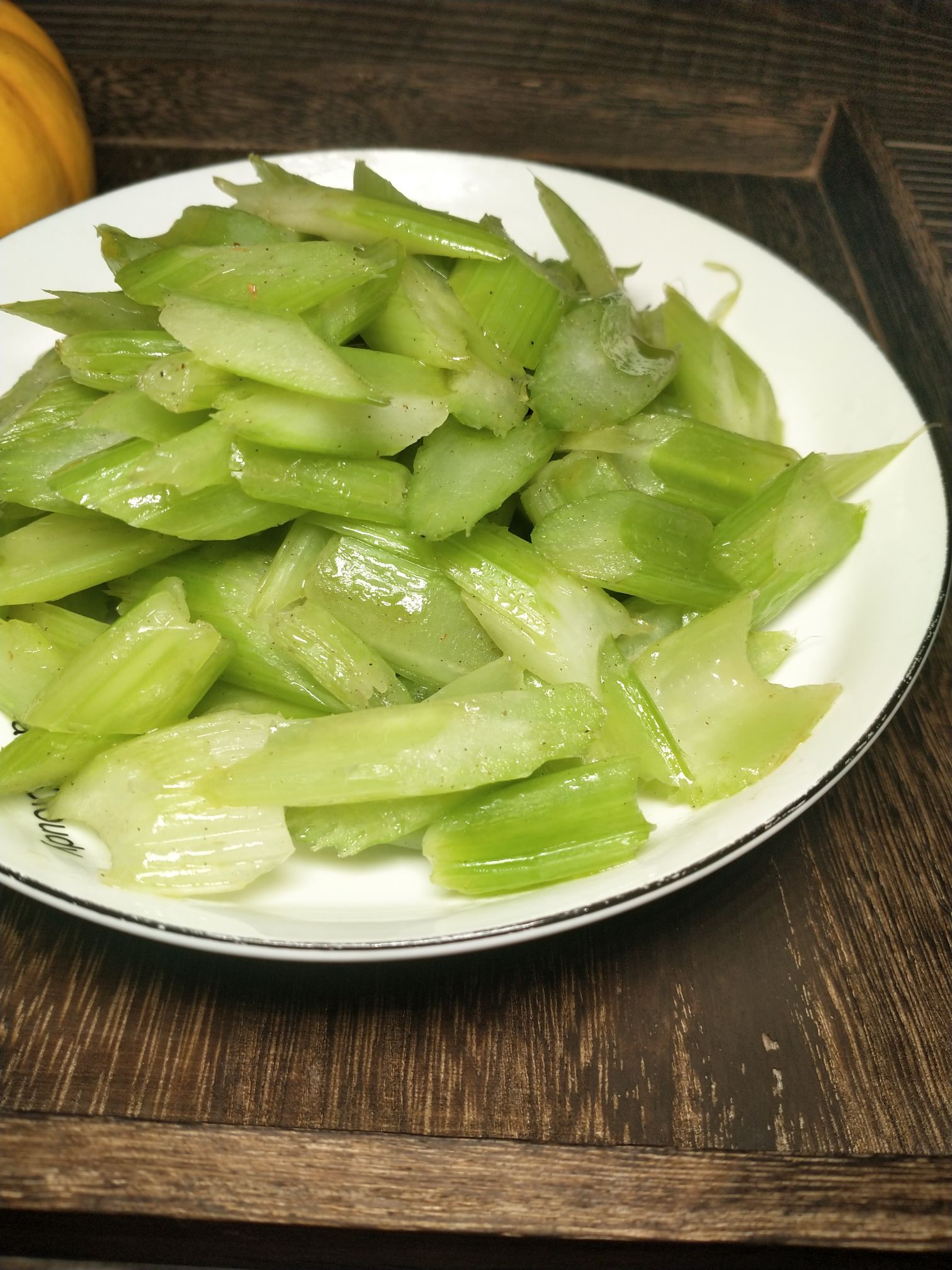 素炒西芹的做法-家常味炒菜譜-易網健康養生網 素炒西芹的做法-家常味炒菜譜
