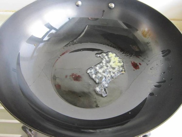 毛芹菜炒鹵豬耳朵的做法-家常味炒菜譜-易網健康養生網 毛芹菜炒鹵豬耳朵的做法-家常味炒菜譜