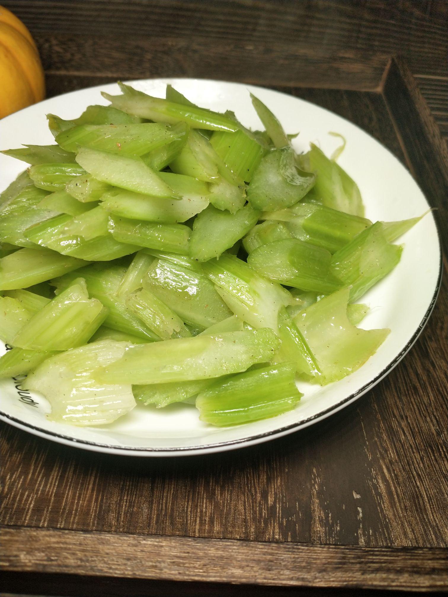 素炒西芹的做法-家常味炒菜譜-易網健康養生網 素炒西芹的做法-家常味炒菜譜