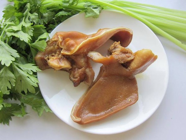 毛芹菜炒鹵豬耳朵的做法-家常味炒菜譜-易網<a href=http://www.xllyou.com/ target=_blank class=infotextkey>健康養生</a>網 毛芹菜炒鹵豬耳朵的做法-家常味炒菜譜