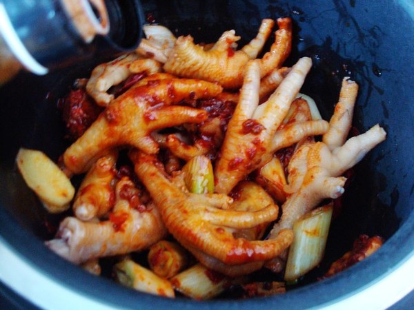 電飯煲燜雞爪的做法-麻辣味燜菜譜-易網健康養生網 電飯煲燜雞爪的做法-麻辣味燜菜譜